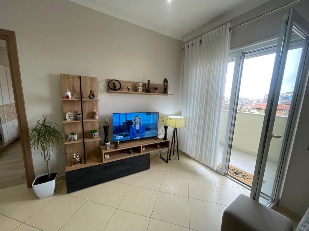 jepet me qera apartament 1+1+Ballkon  650 € (perball delijorgjit te rruga e kavajes)

