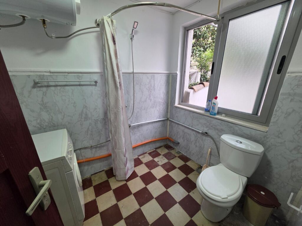 Jepet me Qira Vilë 1-Katëshe me Oborr – Qendër, pranë Kafe Flora !