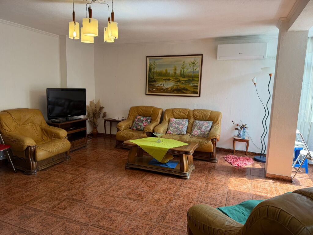 Shitet apartament 2+1, Zogui i Zi, perball Rigut