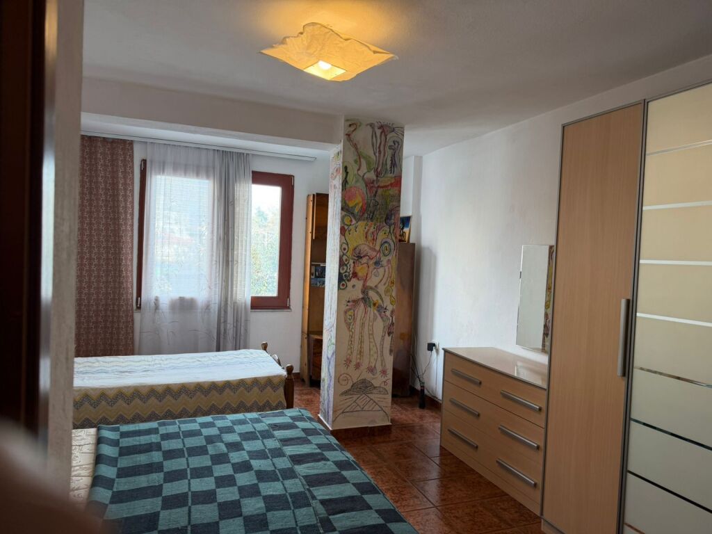 Shitet apartament 2+1, Zogui i Zi, perball Rigut