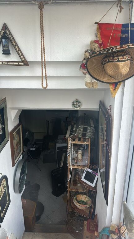 SHOP FOR RENT 15 M2 VASIL SHANTO 40,000 LEKE FH-64930