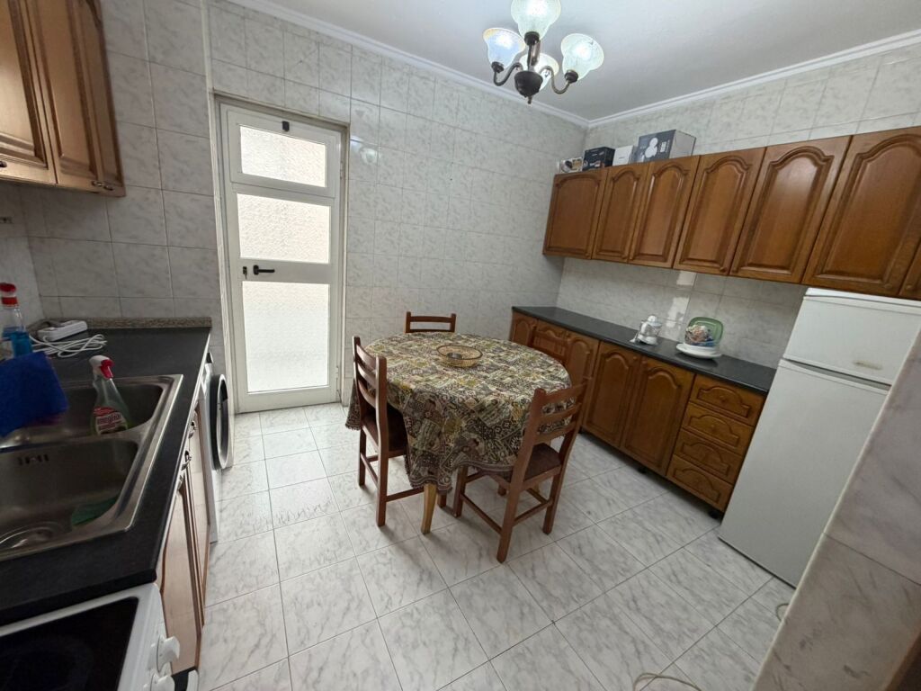 Jepet me qera apartament 2+1+2 ballkone Rruga Dritan Hoxha