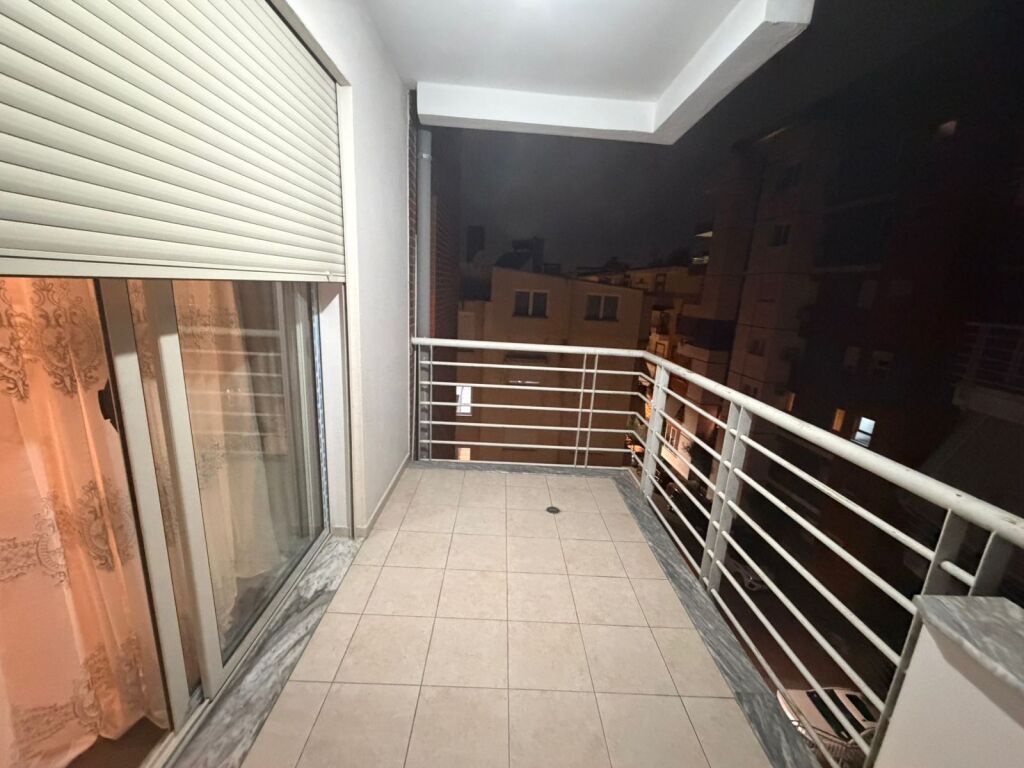 Jepet me qera 2+1 mobiluar Misto Mame 450 eu