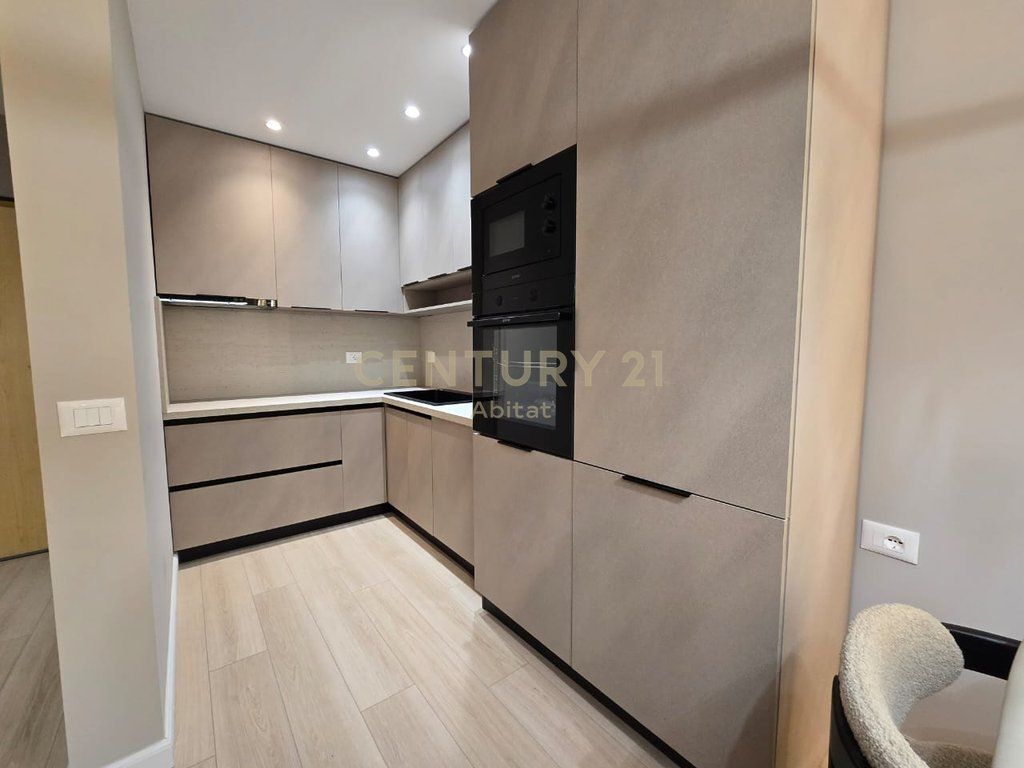 Shitet Apartament 2+1 me Verandë – Ish Ekspozita !