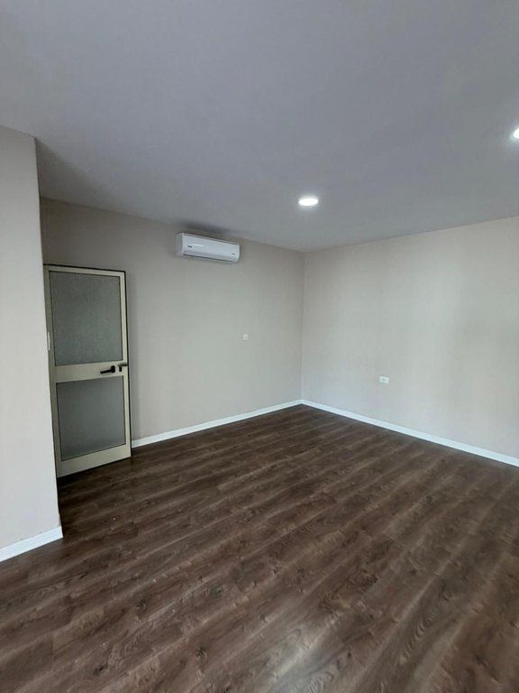 Ambient Biznesi në Shitje në Laprakë, Tiranë