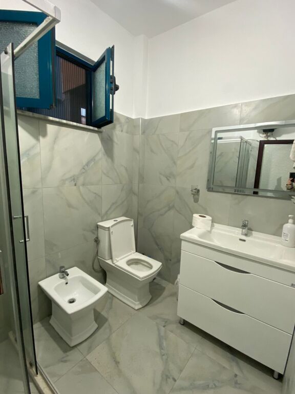 Jepet me qira 1+1+parkim RRUGA 5 MAJI 400 mije leke