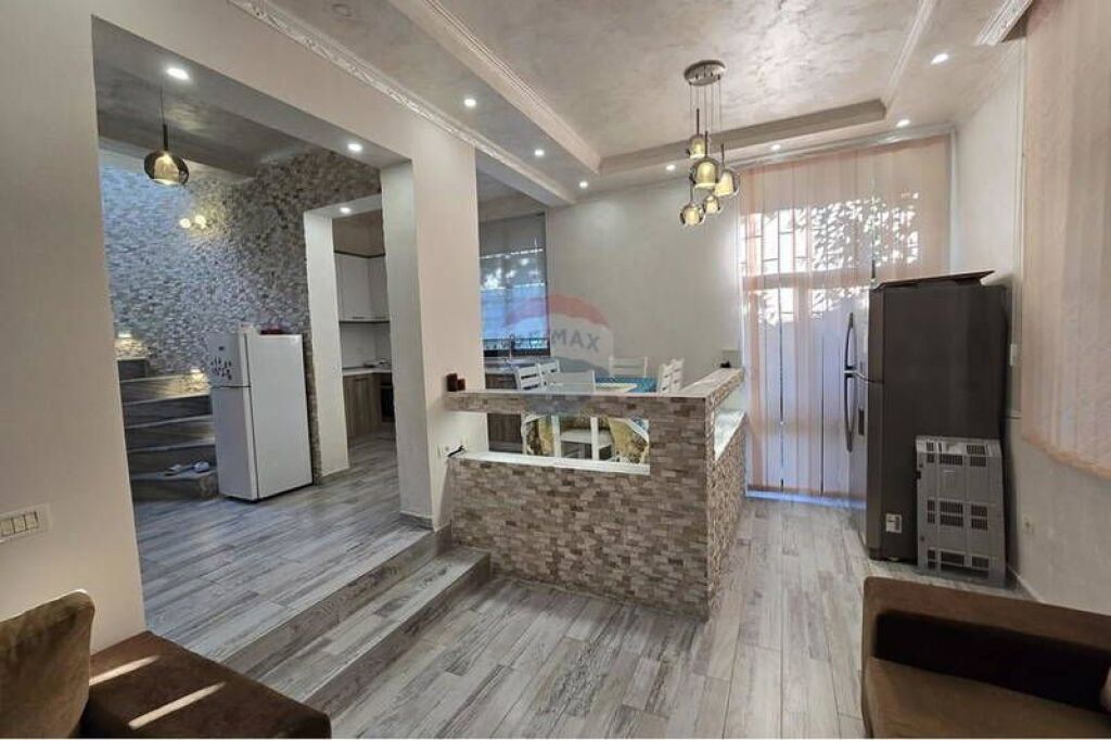 Vilë Tre Katëshe në Shitje në Golem