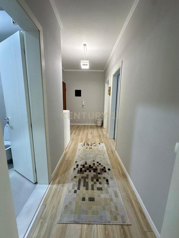 Shitet apartament 2+1 pranë shkollës “Mihal Grameno”, në zonën e Tregut Elektrik