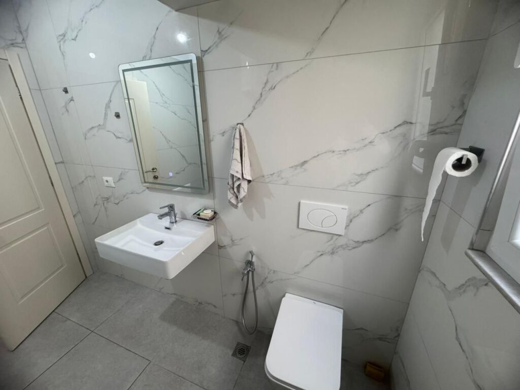 Jepet apartament me qira 1+1+ ballkon në zonën e Selitës së Vogël !