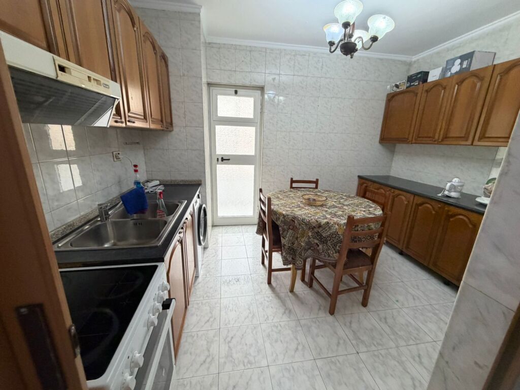 Jepet me qera apartament 2+1+2 ballkone Rruga Dritan Hoxha