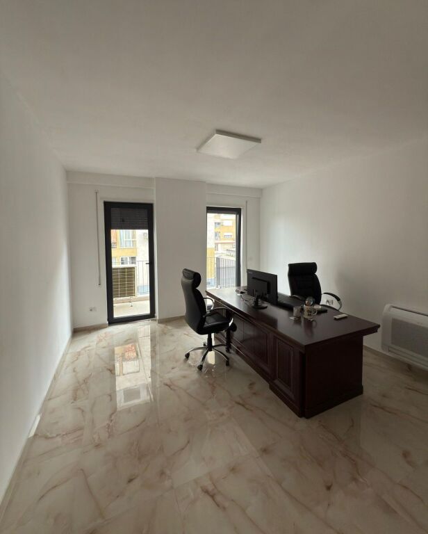 Zyre me qira tek Rruga Karl Gega