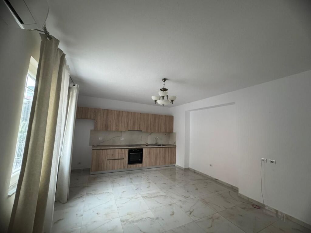 Jepet apartament me qira 1+1+ ballkon në zonën e Selitës së Vogël !