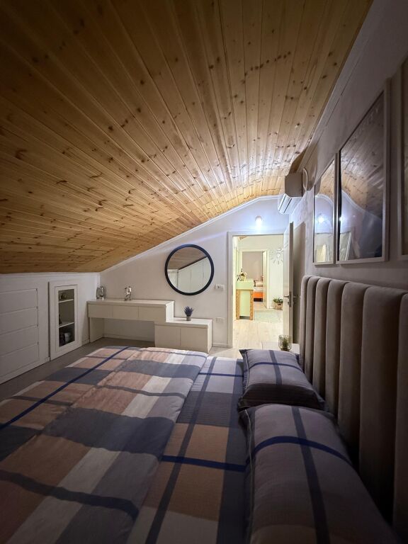 Jepet me qira 2+1 Papafingo tek rruga Dibres ,prane Vila Gold