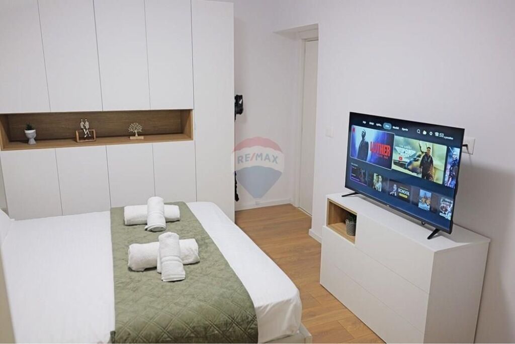 Prane Liceut Artistik Jordan Misja ofrohet per qira apartament i tipologjise 1+1.