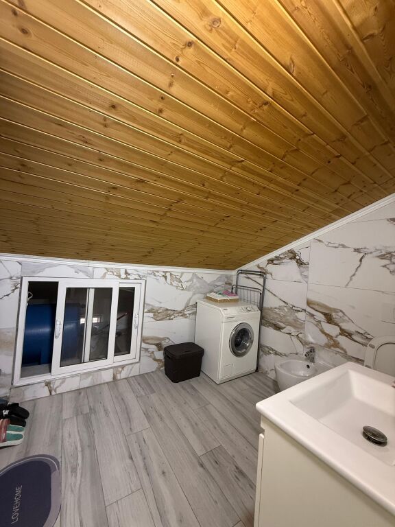 Jepet me qira 2+1 Papafingo tek rruga Dibres ,prane Vila Gold