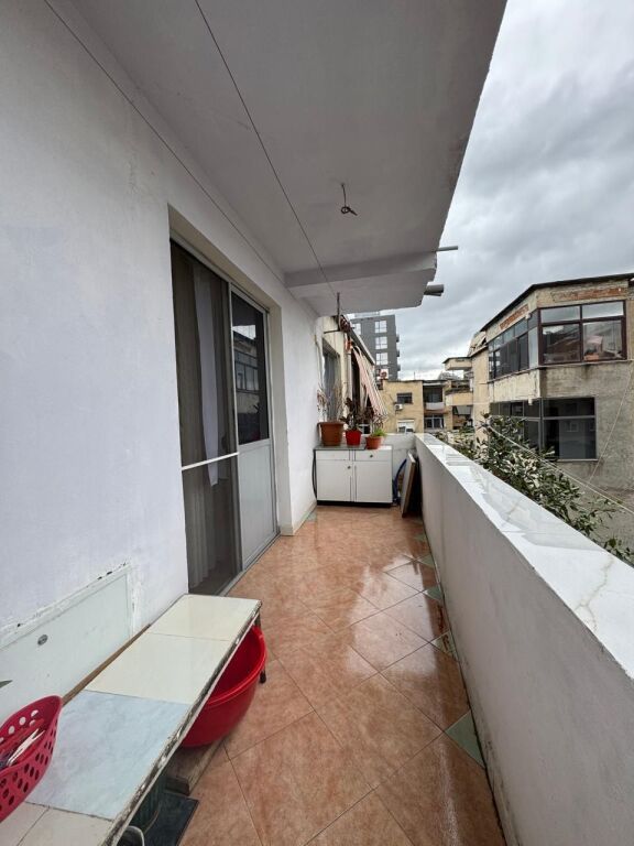 Jepet me qera apartament 1+1, prane stadiumit Dinamo, rruga Gjik Kuqali