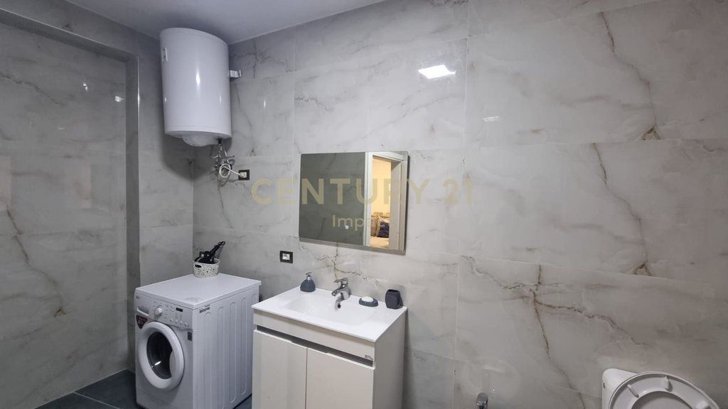 JEPET APARTAMENT 2+1 ME QIRA TEK RESTORANT DURRESI