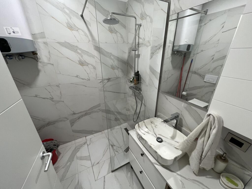 SHITET APARTAMENT LUKSOZ 2+1 +2 + POST AUTO – 5 MAJI (PRANË LOKAL ODA)
