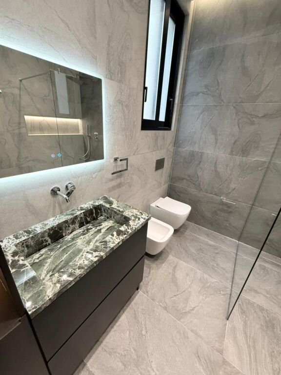 APARTAMENT 2+1 me post parkimi ne -1 per qera tek kompleksi delijorgji