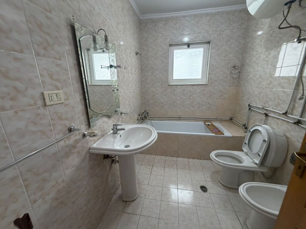 Jepet me qera apartament 2+1+2 ballkone Rruga Dritan Hoxha