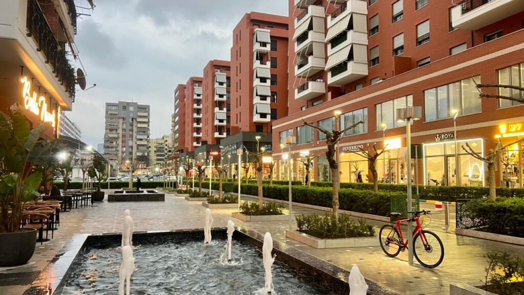 Me Qera : 1+1📍Kompleksi Delijorgj (Rruga e Kavajes) - 60,000 Lek - S.70m² - Vendodhje shume e favorshme ne Kompleksin Delijorgji⚡