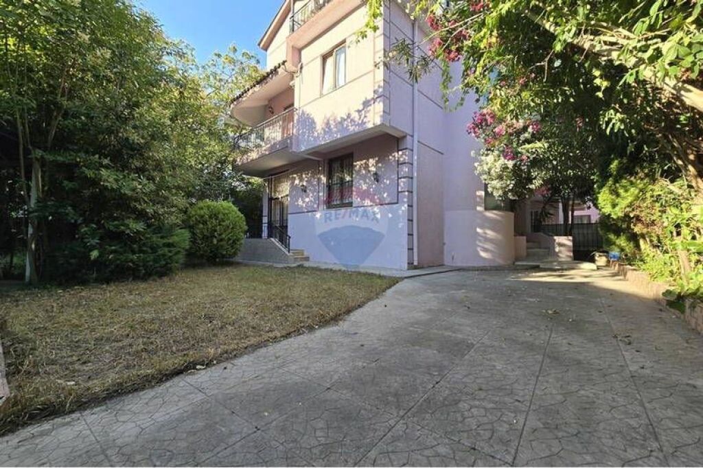 Vilë Tre Katëshe në Shitje në Golem