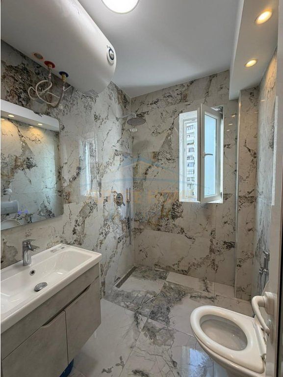 Shitet, Garsoniere, Rruga e Barrikadave, Tiranë.