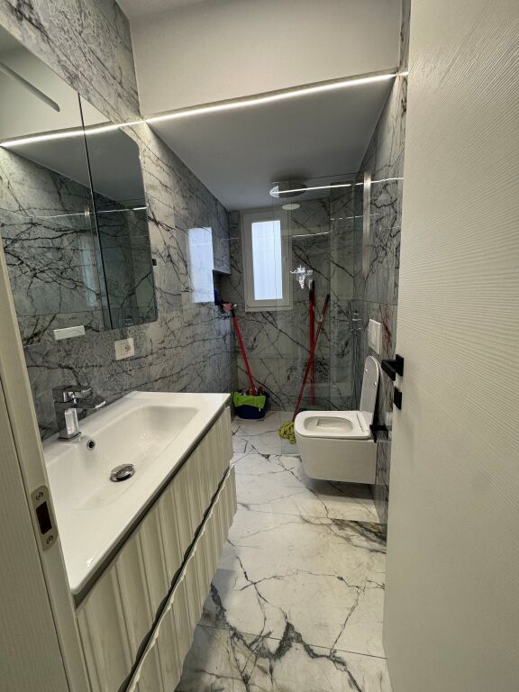 Apartament 1+1 me qira tek Xhamia e Tabakeve!