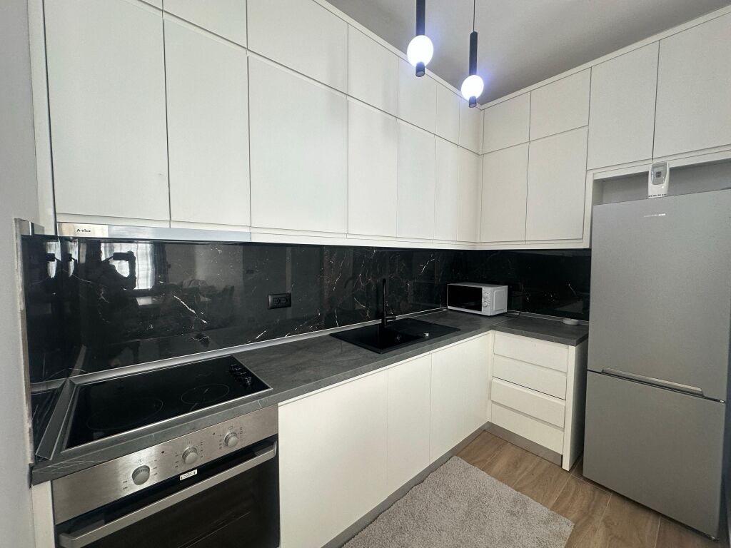 Apartament 1+1 Me Verande+Post Parkimi me Qira Ne Teg  📍Kompleks Residencial vetem 100m nga TEG  ✔️Pozicionim Strategjik ✔️Cilesi Jetese ✔️Siguri Maksimale 24/24h ✔️Bashkejetese Elitare  Specifika : ▫️Ndertim i 2023 ▫️Sistem Kapot ▫️Izolim Akustik dhe Termik ▫️Kati 0 ▫️Ashensor  ▫️Siperfaqe totale 100m2 ▫️Orientim Jug-Perendim    Organizimi: ▫️Living  dhe Kuzhine ▫️Dhome Gjumi ▫️Tualet ▫️Verande   ✅️Parkim i Perfshire ne Cmim  Cmimi 800€ neto  📍Kompleks Residencial,Teg   Apartamenti ndodhet ne nje zone shume te preferuar e te aksesueshme per Banim duke ofruar te gjitha facilitetet e nevojeshme per nje Jetese sa me komode, larg zhurmes se perditeshme.
