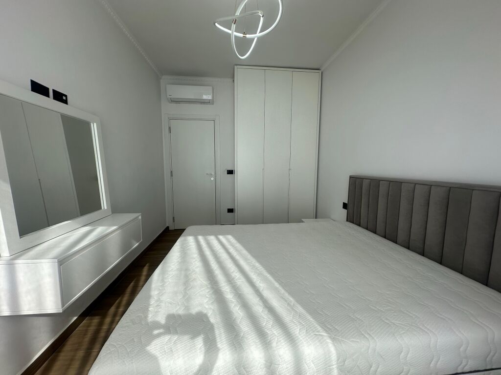 Apartament 1+1 Me Verande+Post Parkimi me Qira Ne Teg  📍Kompleks Residencial vetem 100m nga TEG  ✔️Pozicionim Strategjik ✔️Cilesi Jetese ✔️Siguri Maksimale 24/24h ✔️Bashkejetese Elitare  Specifika : ▫️Ndertim i 2023 ▫️Sistem Kapot ▫️Izolim Akustik dhe Termik ▫️Kati 0 ▫️Ashensor  ▫️Siperfaqe totale 100m2 ▫️Orientim Jug-Perendim    Organizimi: ▫️Living  dhe Kuzhine ▫️Dhome Gjumi ▫️Tualet ▫️Verande   ✅️Parkim i Perfshire ne Cmim  Cmimi 800€ neto  📍Kompleks Residencial,Teg   Apartamenti ndodhet ne nje zone shume te preferuar e te aksesueshme per Banim duke ofruar te gjitha facilitetet e nevojeshme per nje Jetese sa me komode, larg zhurmes se perditeshme.