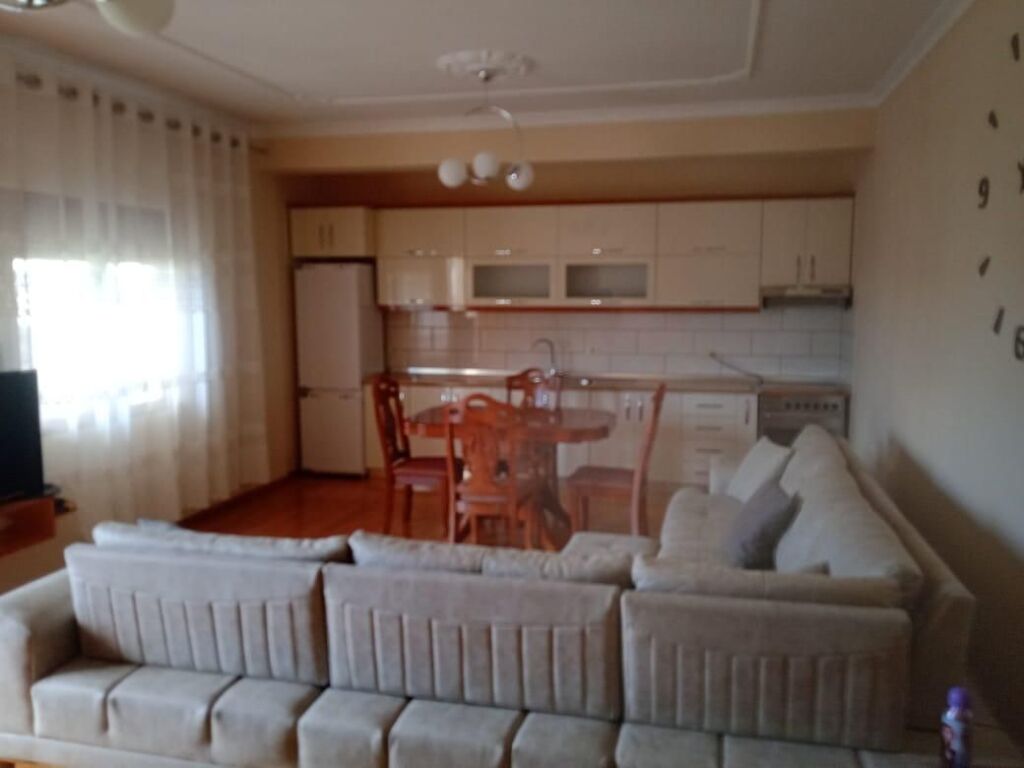 Jepet shtepi me qira 3+1