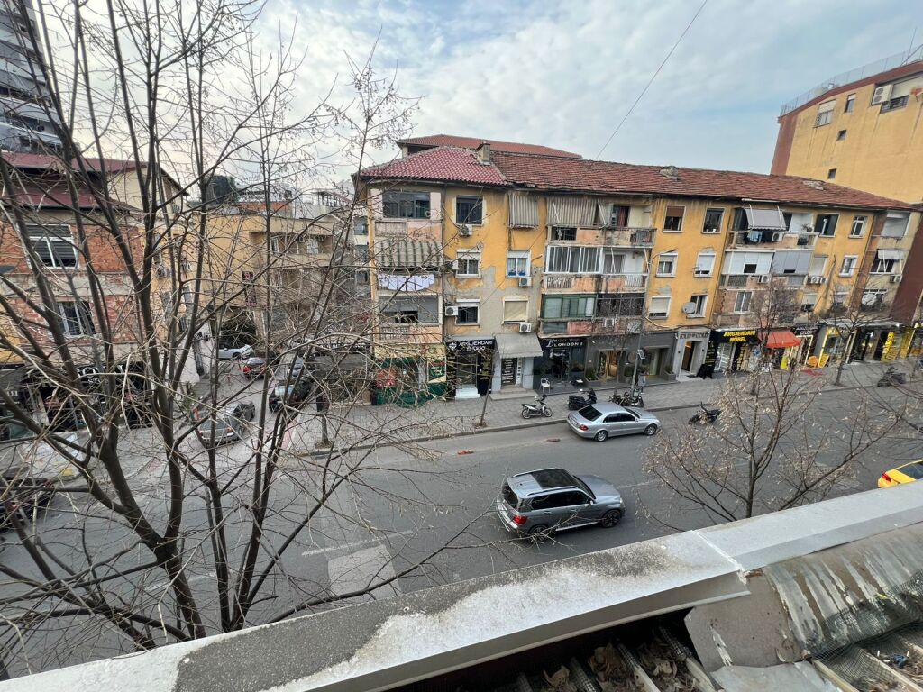 Ambjent zyrash me qira – Medrese, Tiranë