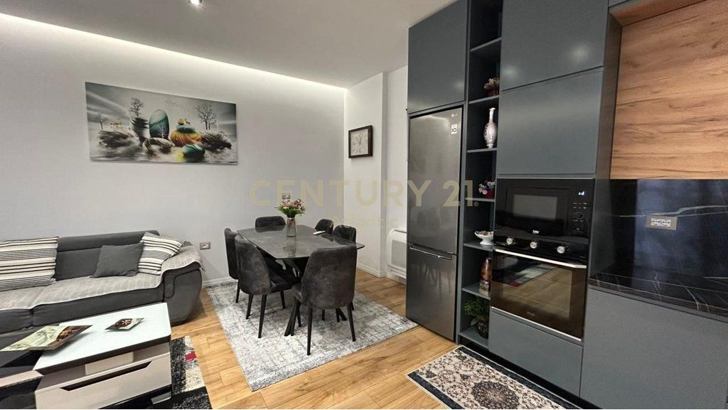 JEPET APARTAMENT ME QERA 2+1+DEPO NE QENDER TE DURRESIT !