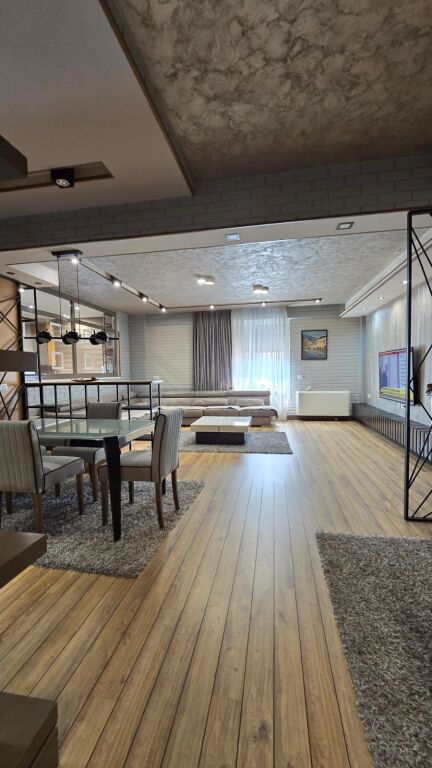 Shitet apartament te Myslym Shyri