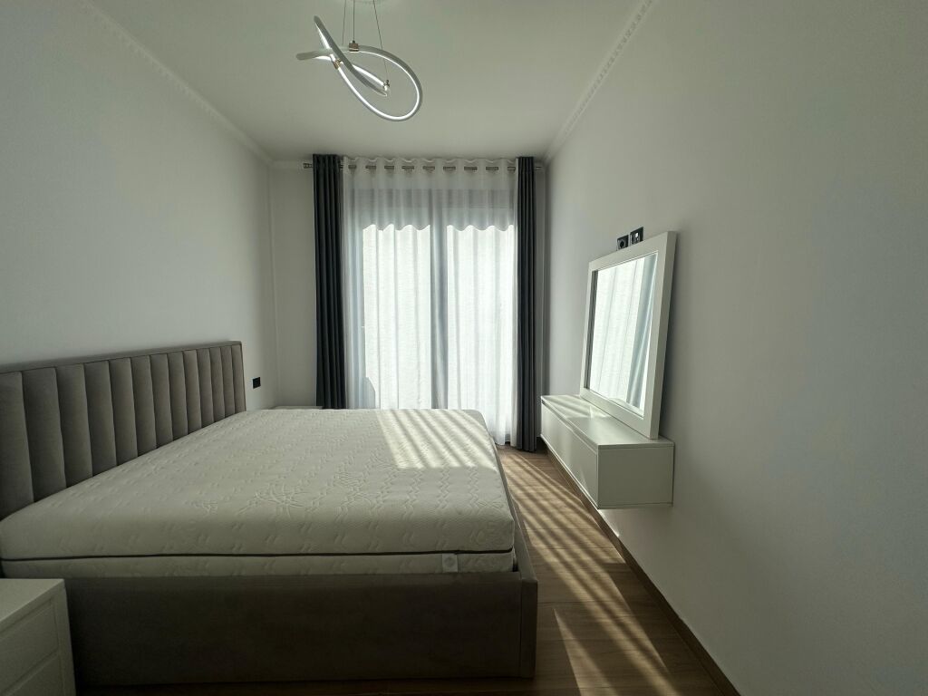 Apartament 1+1 Me Verande+Post Parkimi me Qira Ne Teg  📍Kompleks Residencial vetem 100m nga TEG  ✔️Pozicionim Strategjik ✔️Cilesi Jetese ✔️Siguri Maksimale 24/24h ✔️Bashkejetese Elitare  Specifika : ▫️Ndertim i 2023 ▫️Sistem Kapot ▫️Izolim Akustik dhe Termik ▫️Kati 0 ▫️Ashensor  ▫️Siperfaqe totale 100m2 ▫️Orientim Jug-Perendim    Organizimi: ▫️Living  dhe Kuzhine ▫️Dhome Gjumi ▫️Tualet ▫️Verande   ✅️Parkim i Perfshire ne Cmim  Cmimi 800€ neto  📍Kompleks Residencial,Teg   Apartamenti ndodhet ne nje zone shume te preferuar e te aksesueshme per Banim duke ofruar te gjitha facilitetet e nevojeshme per nje Jetese sa me komode, larg zhurmes se perditeshme.