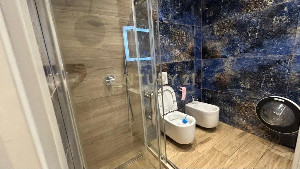 JEPET APARTAMENT ME QERA 2+1+DEPO NE QENDER TE DURRESIT !