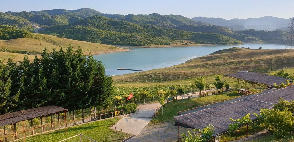 JEPET KAPANON ME QERA 110M2 "AFER ME TOP CHANEL, MEZEZ" 1300 EURO