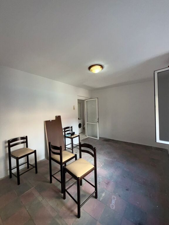 1+1, 2° piano edificio esistente, adiacente all'ospedale tedesco, 130 milioni di lek