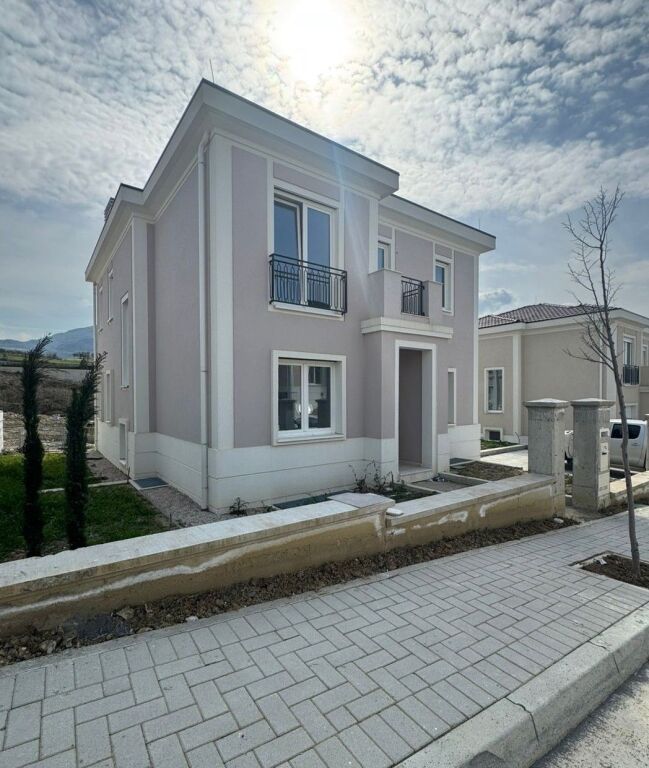 🏡 Vilë 3-Katëshe për Shitje – Collina Verde, pranë TEG