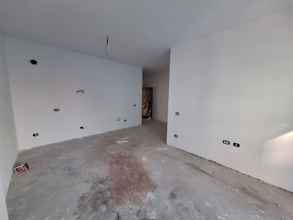 KRISTAL BUILDING, APARTAMENT 2+1 PER SHITJE, 2800€. KOMUNA E PARISIT