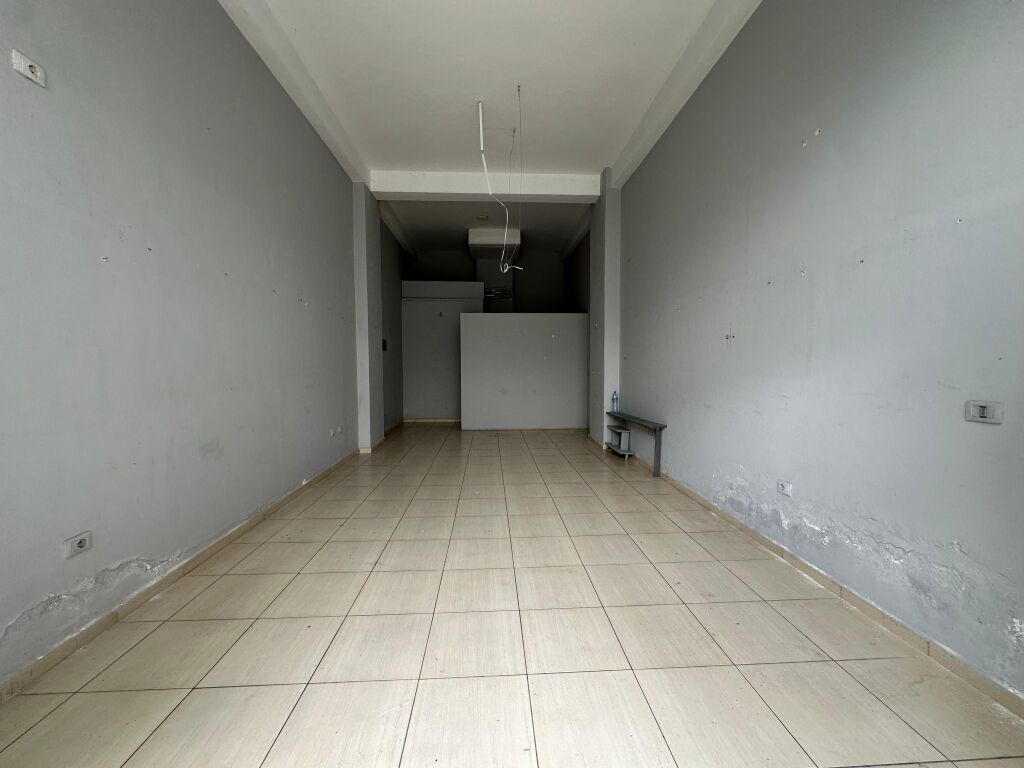 Shitet ambient dyqani Komuna e Parisit