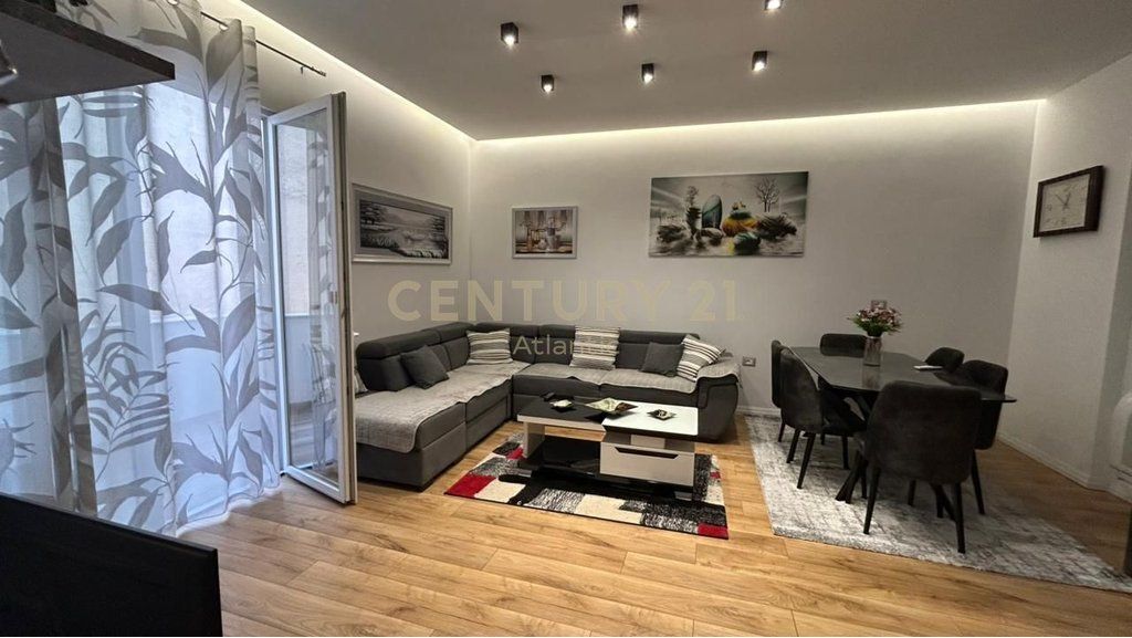 JEPET APARTAMENT ME QERA 2+1+DEPO NE QENDER TE DURRESIT !