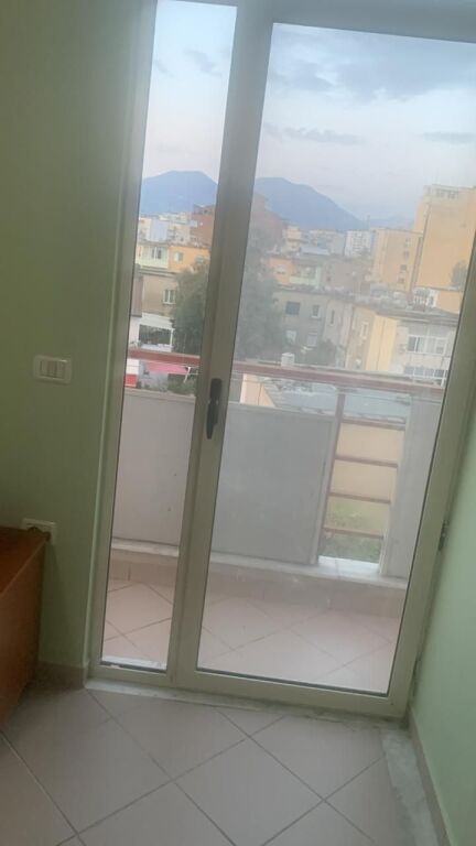 Apartament 1+1, Ballkon, Rruga e Durresit, 945 m nga qendra.