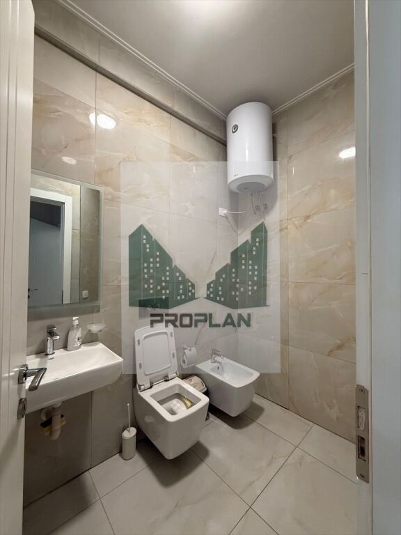 📢JEPET ME QIRA | Apartament 2+1+2 + 2 Poste Parkimi – Rruga e Barrikadave, Qendër