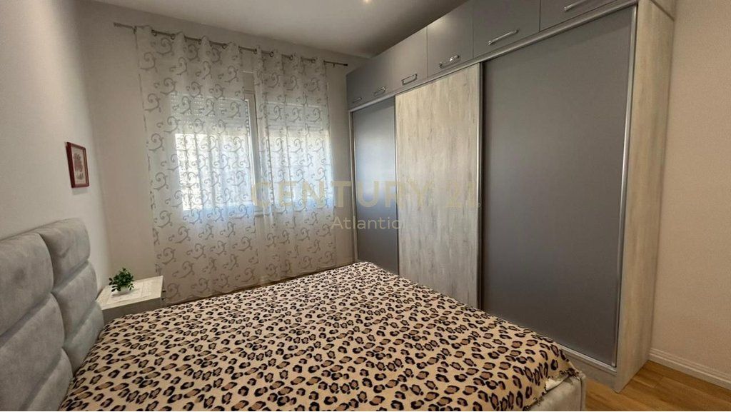 JEPET APARTAMENT ME QERA 2+1+DEPO NE QENDER TE DURRESIT !