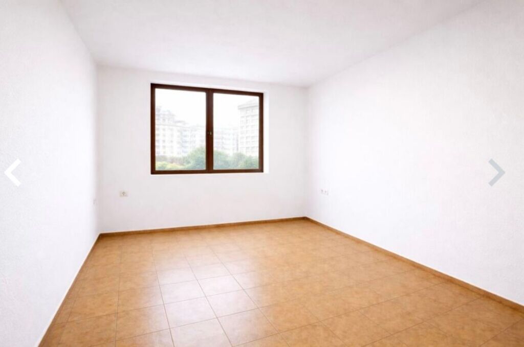 Apartament ne shitje, Sheshi Willson, pamje nga rruga kryesore