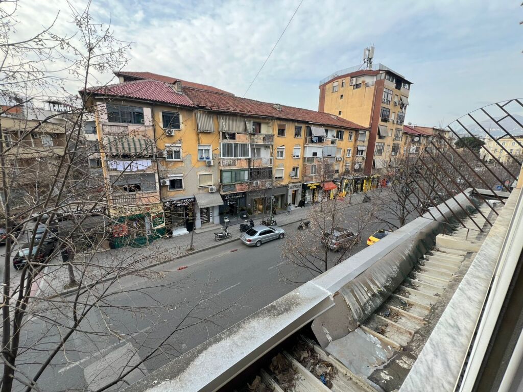 Ambjent zyrash me qira – Medrese, Tiranë