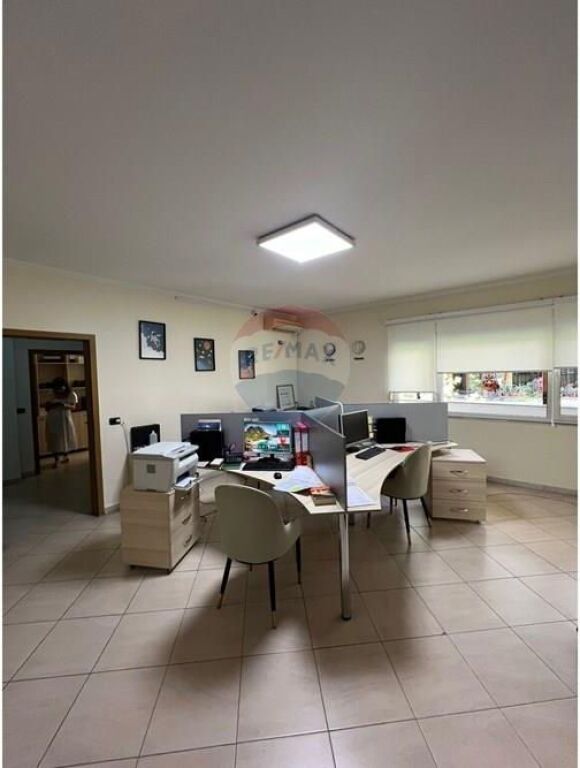 Zyrë për Qira në Bllok, – 82m²
