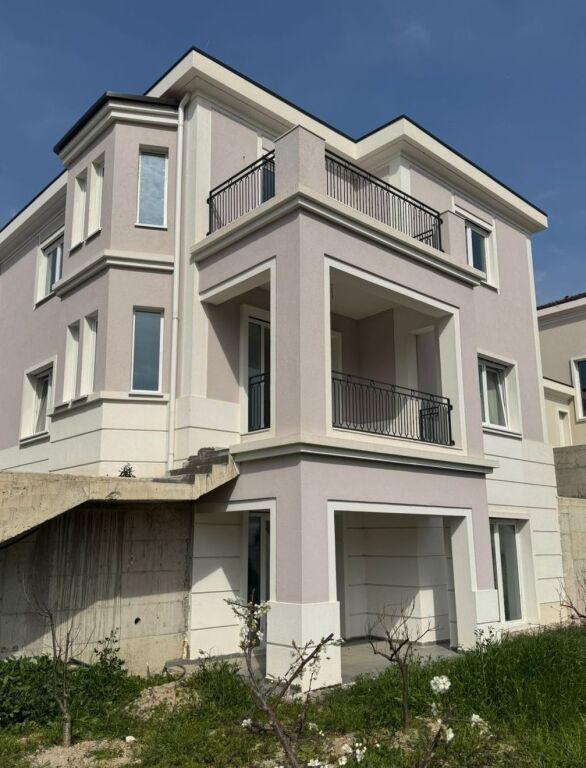 🏡 Vilë 3-Katëshe për Shitje – Collina Verde, pranë TEG