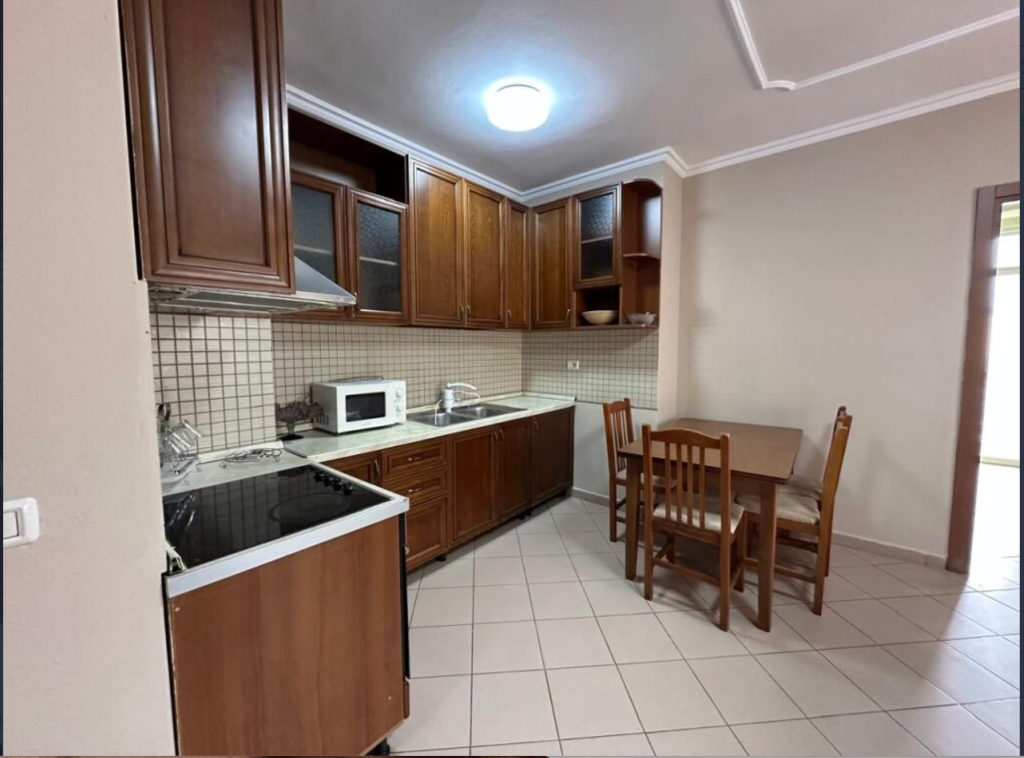 Apartament 1+1, Ballkon, Rruga e Durresit, 945 m nga qendra.